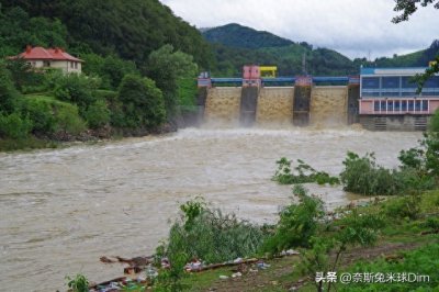 ​特区深圳暴雨成灾、马路水流成河的触目惊心景象引人深思