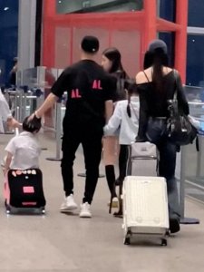 ​汪峰带四个孩子出游返程，仨女儿都是高颜值，13岁二女儿罕见露脸