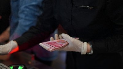 以下是一些医生收红包被偷拍后，出现意外后续发展的案例：