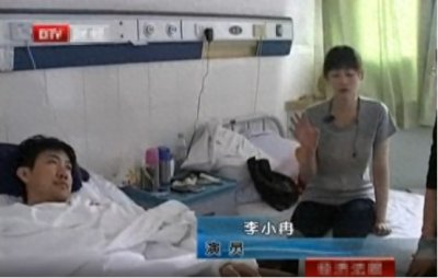 ​2010年男友鄢颇被砍，李小冉愤怒揭露真相，都怪自己当初太愚蠢