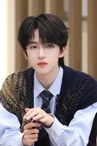 ​贺峻霖：从少年偶像到全能艺人的成长轨迹