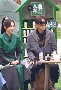 唐嫣钟汉良再度同框，两个合影非常拘谨，哪看得出当年演情侣样子